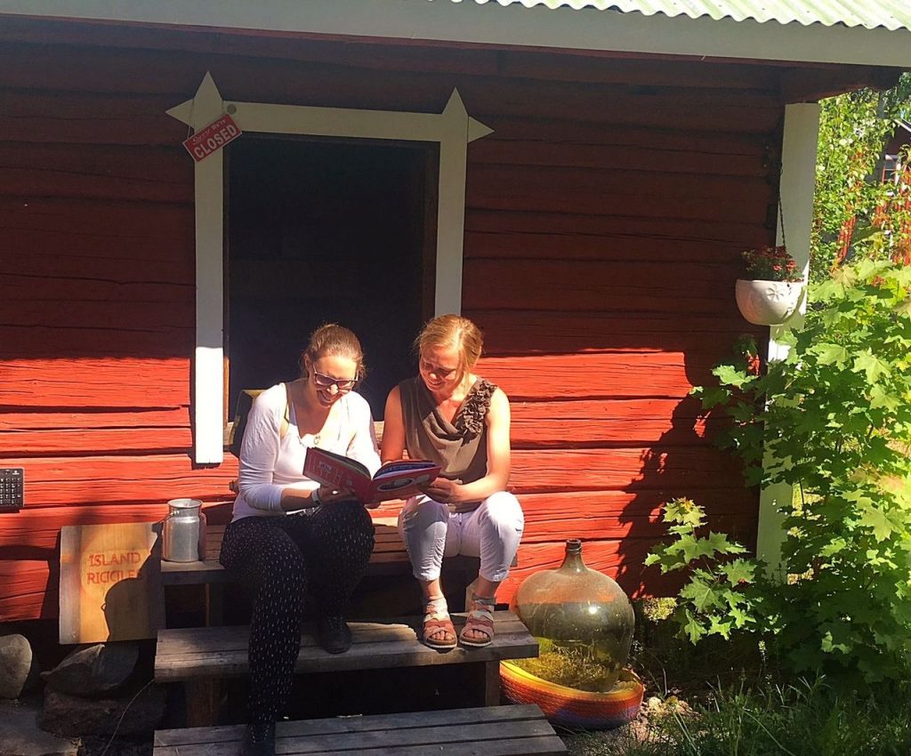 Island Riddles -seikkailureitin lähtöpaikassa yrittäjä Erika Eklund ja Posintran projektipäällikkö Annika Weckman