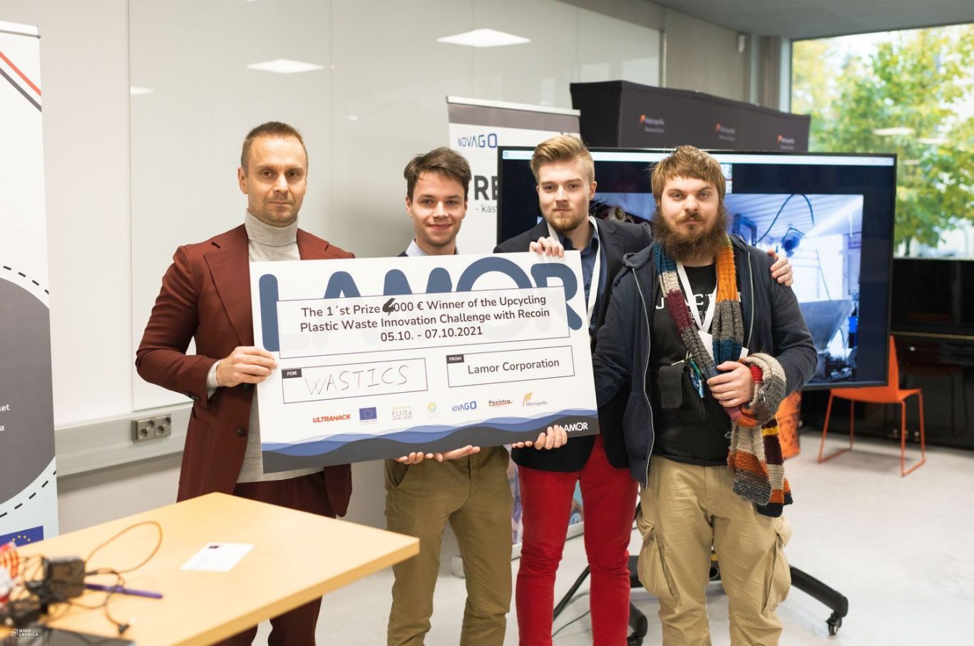 Hackathonin voittaja valittu: Merien roskaongelman voi tulevaisuudessa saada kuriin satelliittien avulla